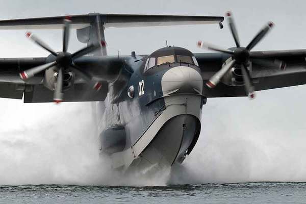 距離1600km超をひとッ飛び 海自US-2飛行艇 外国ヨット乗船者3名を