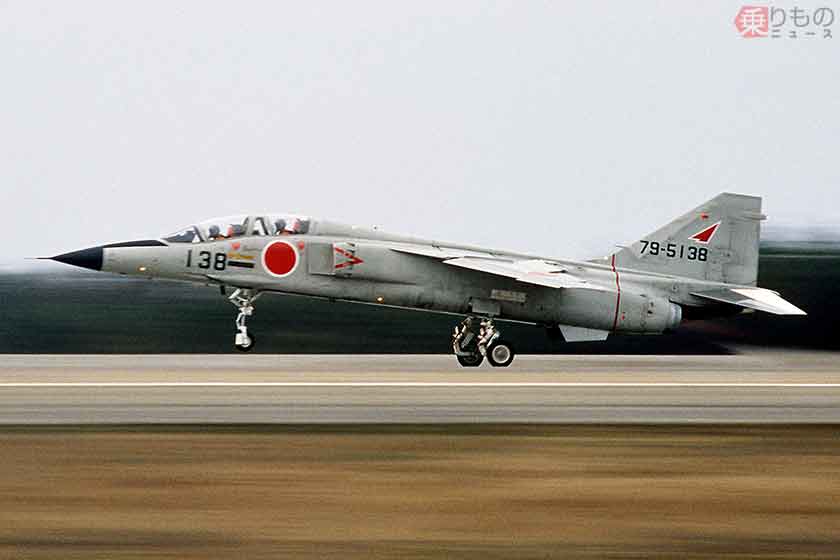 ブルーインパルスも使用 日本初の超音速ジェット機「T-2」初飛行