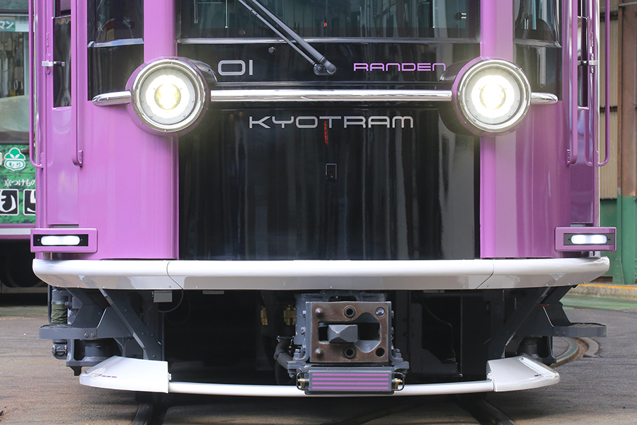 ボディが楕円形!?」 前代未聞の“珍形状”電車、中身もスゴかった！ 100