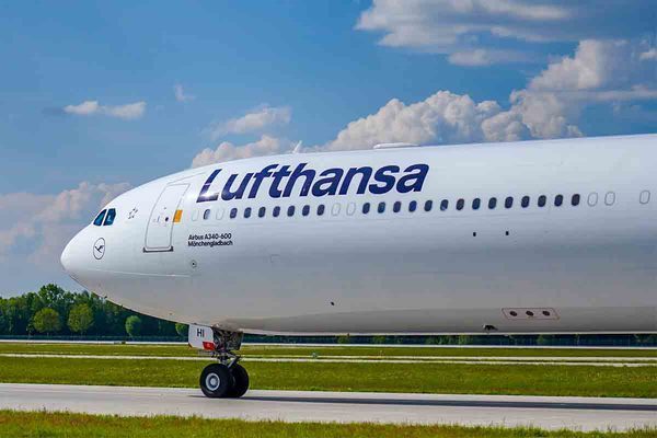 珍機「地下にトイレがある激長旅客機」お役御免…？ ルフトハンザ「2