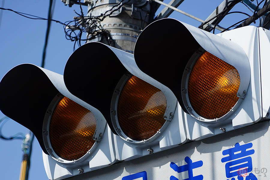 青にも赤にもならない!? 「黄色しかない信号機」の意味とは レアになり