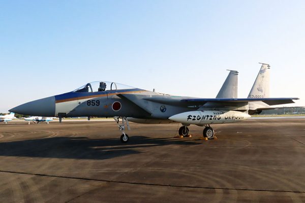 北陸新幹線カラーF-15”「入間航空祭」終了後に来場者サプライズ