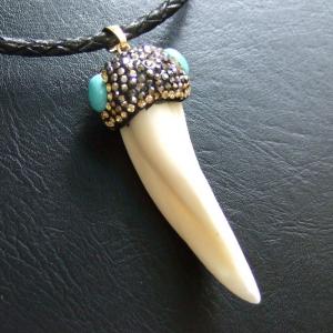 訳あり現品】イノシシの牙ペンダント - 50022azg [50022azg] - 3,700円