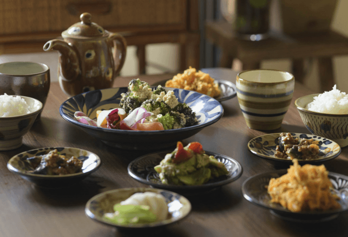 壺屋焼とは | 壺屋陶器事業協同組合