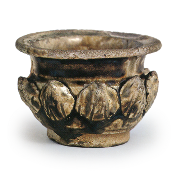 瀬戸 鉄釉貼花文香炉 | 鶴田 純久の章 お話