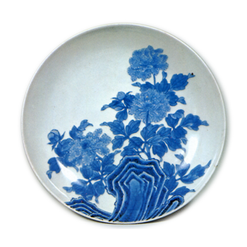 色鍋島 色絵 牡丹 青海波文 七寸皿 | 鶴田 純久の章 お話