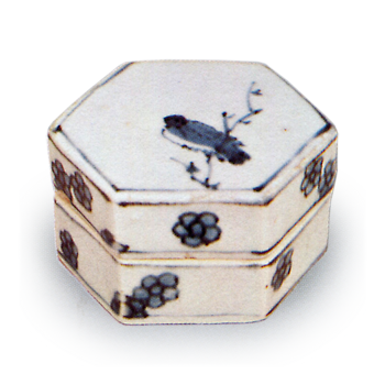 染付叭々鳥香合 そめつけははちょうこうごう | 鶴田 純久の章 お話