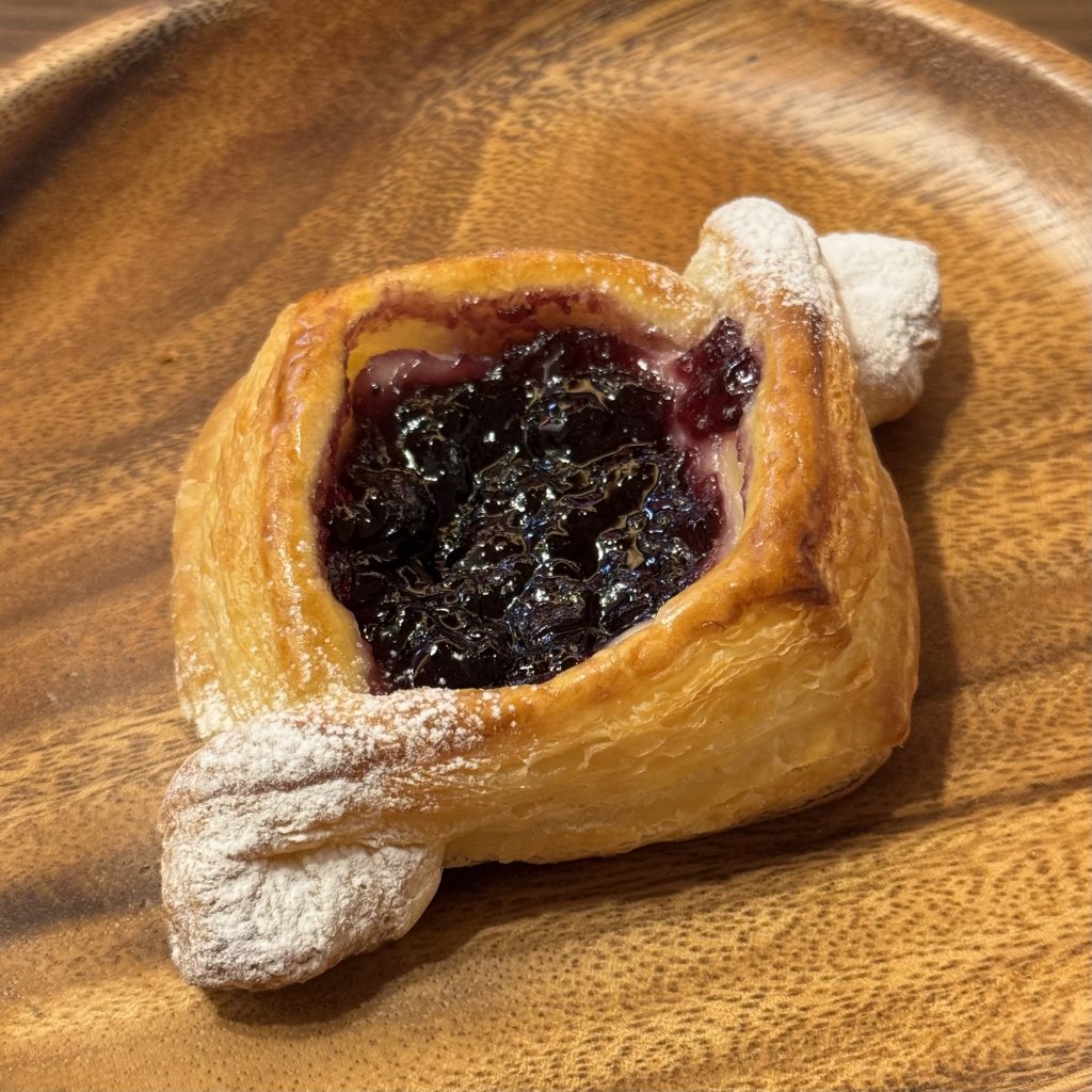 新商品】ブルーベリーとクリームチーズのデニッシュ✨ | Salon de the TuTu