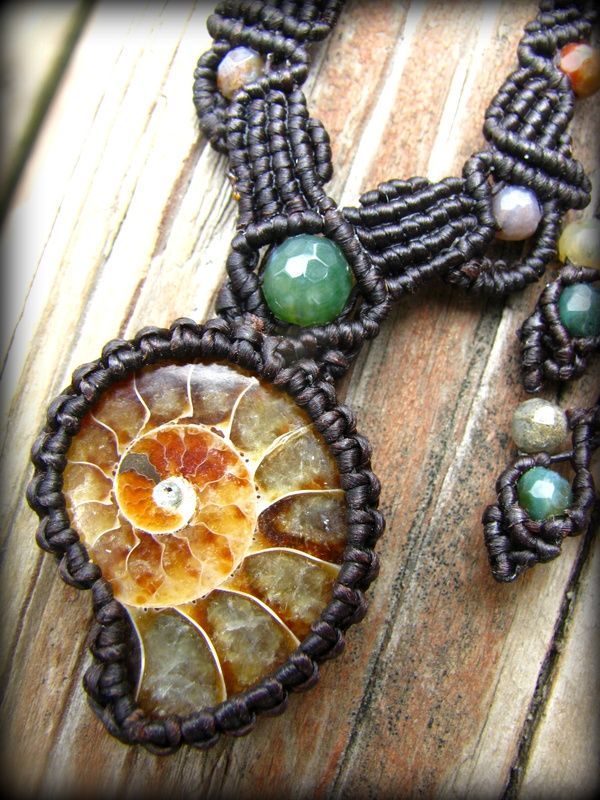マダガスカル産アンモナイト化石＆きらきらアゲートのマクラメ編み