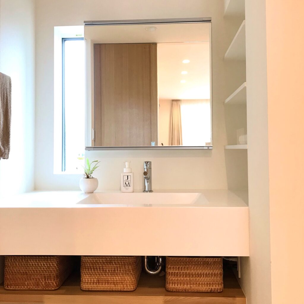 アイカ工業洗面台の費用/価格は？スタイリッシュカウンターを採用した