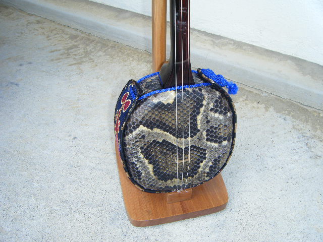 縞黒檀ヘビ皮1枚張りデザインカラクイ | 上原さんしんや｜沖縄三線