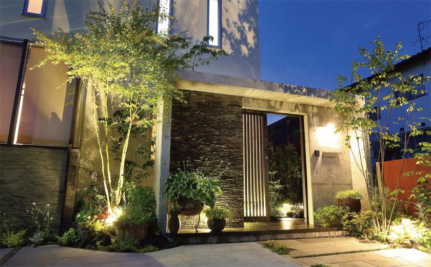 虫が寄りにくく植物を傷めない照明】エクステリアライトで庭を楽しむ