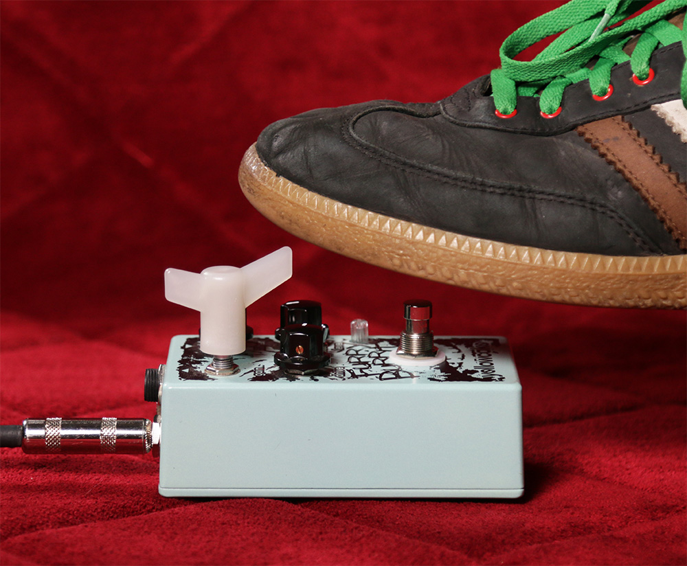 足で直接エフェクターのツマミを回す為のアクセサリー「WingMan」発売