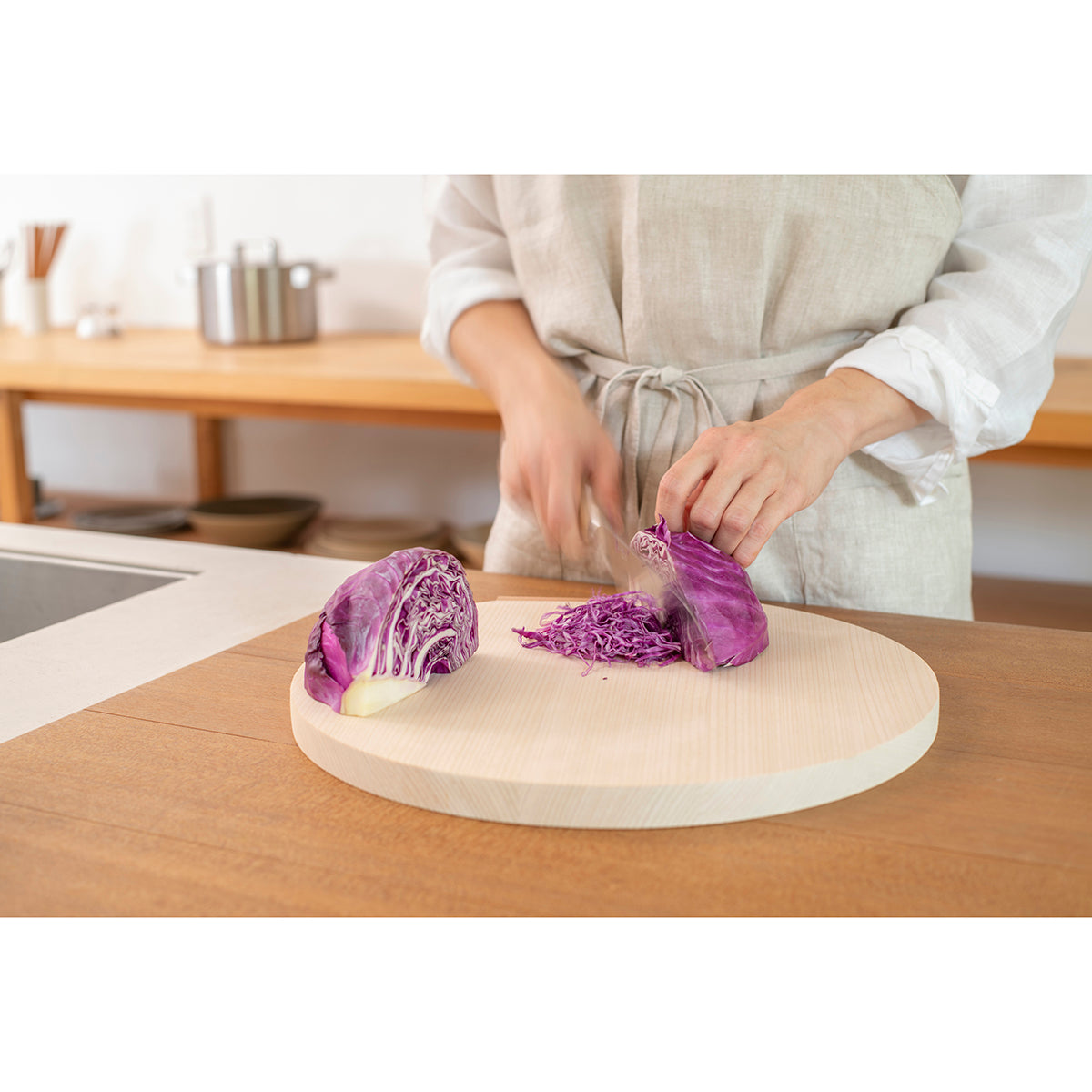 東濃ひのきの丸まな板 スタンド付 M – 梅沢木材工芸社