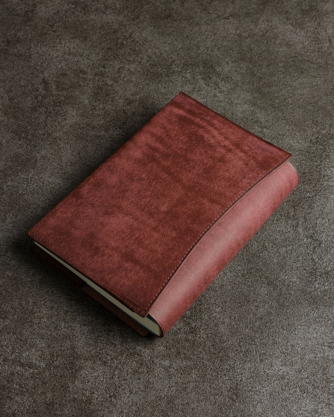 あらゆる本の厚みに対応できる」本革ブックカバー／Pueblo