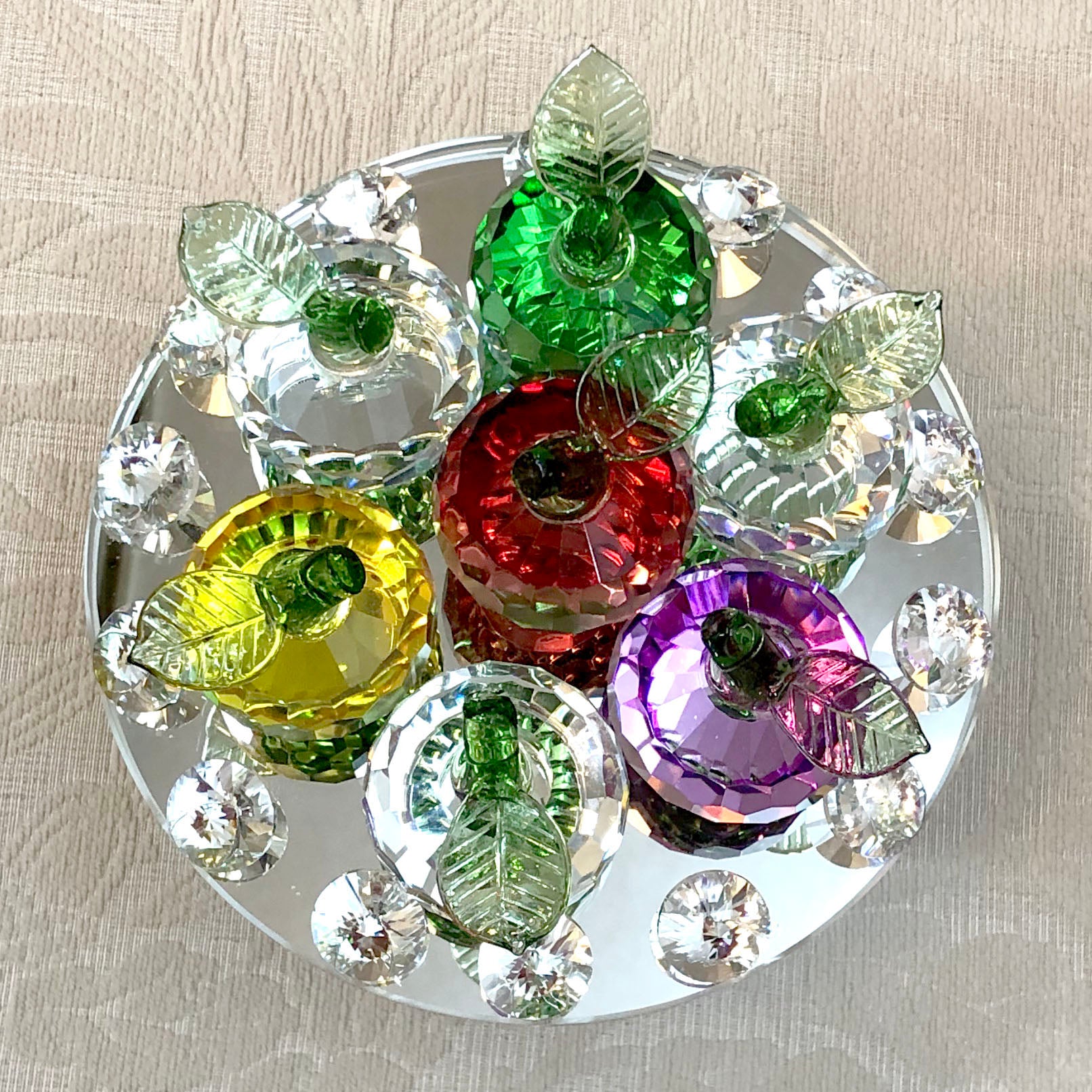 光輝くクリスタルオブジェ フルーツ盛り 回転式（カラー ） – 輸入家具