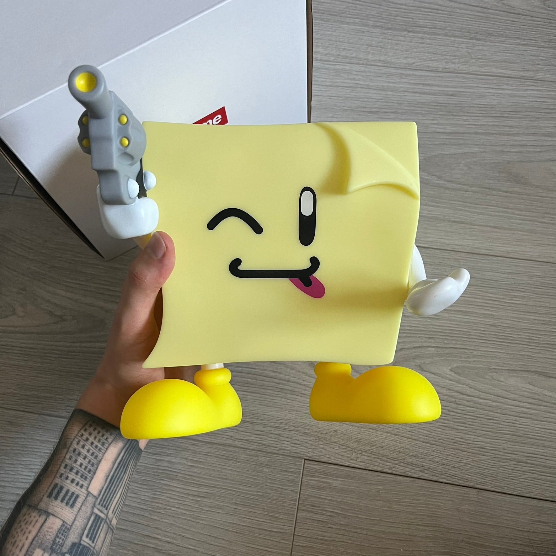 supreme sticky note molded lamp – único13