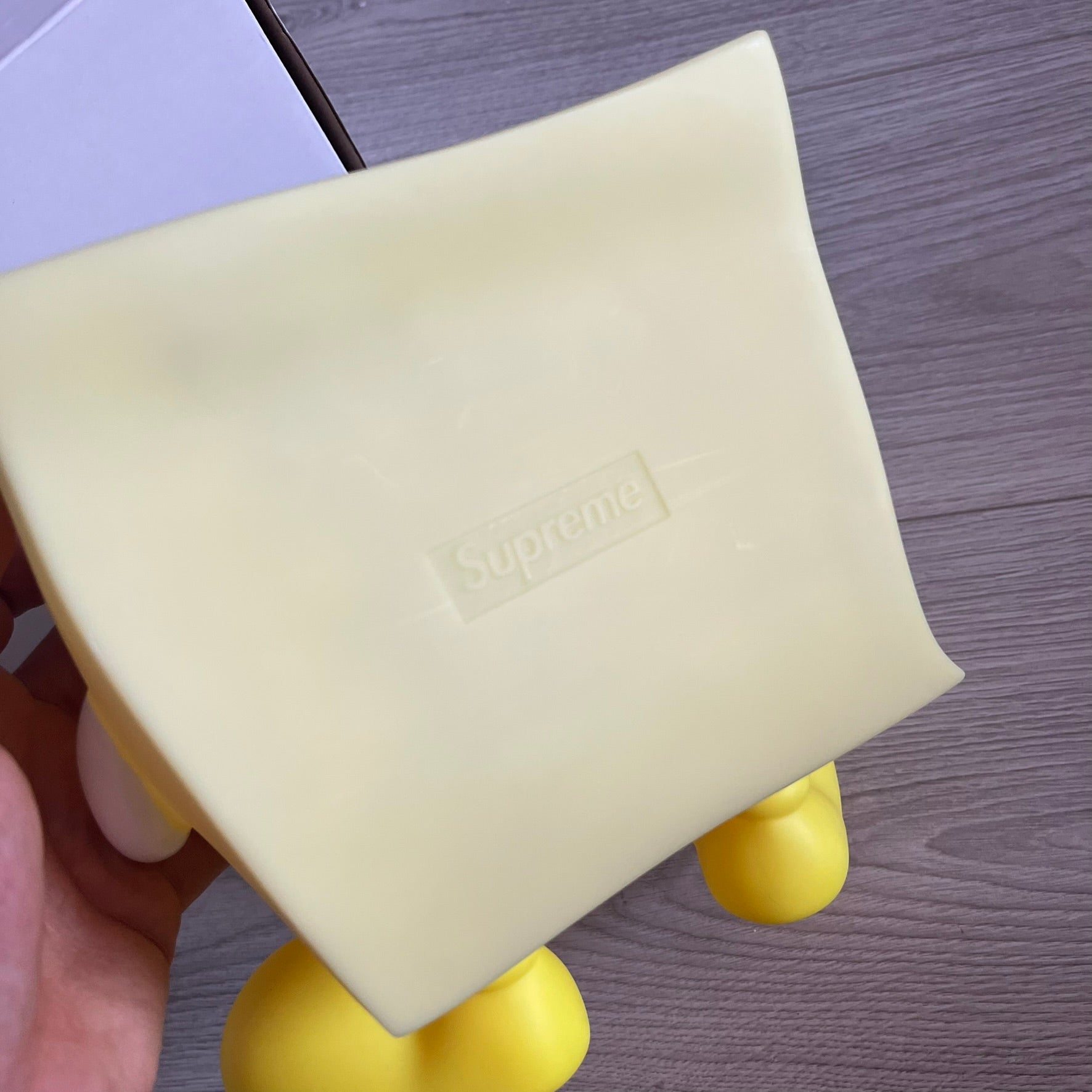 supreme sticky note molded lamp – único13