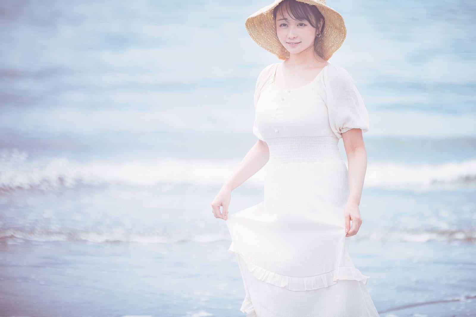 波打ち際で白いワンピと麦わら帽子を着た女性 - ぱくたそ