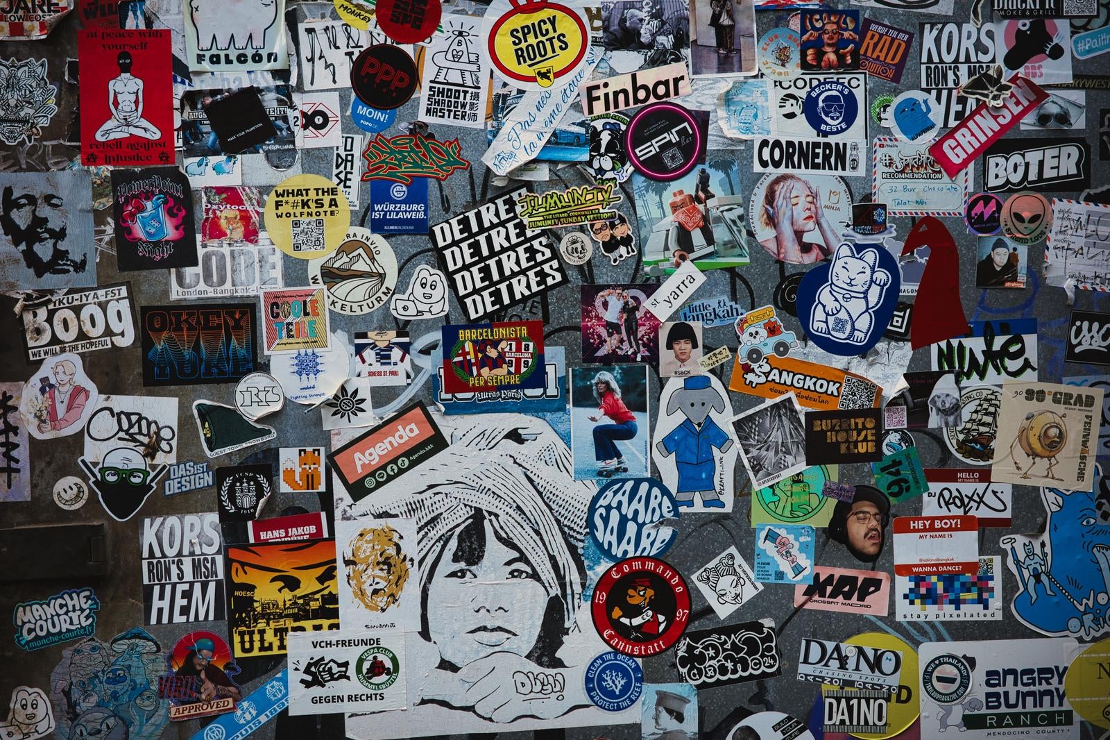 カラフルで隙間なく重なった数百枚のステッカーとシールの密集