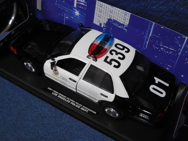 ロサンゼルス市警察クラウンビクトリア1/18ダイキャストモデル新型