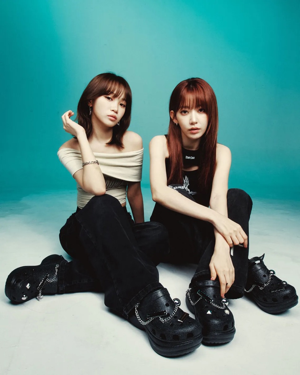 LE SSERAFIM x Crocs コラボサンダルが国内11月6日より発売 | UP TO DATE