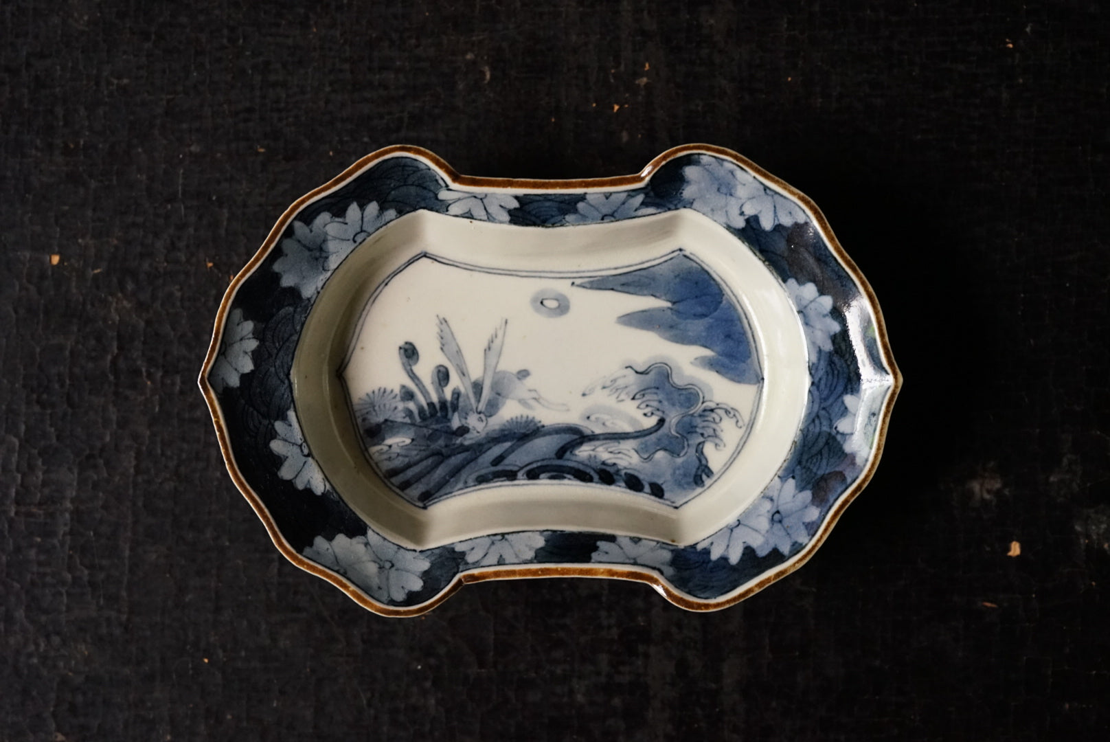 染付兎紋分銅形皿 / 浜野まゆみ – うつわと古物 幹