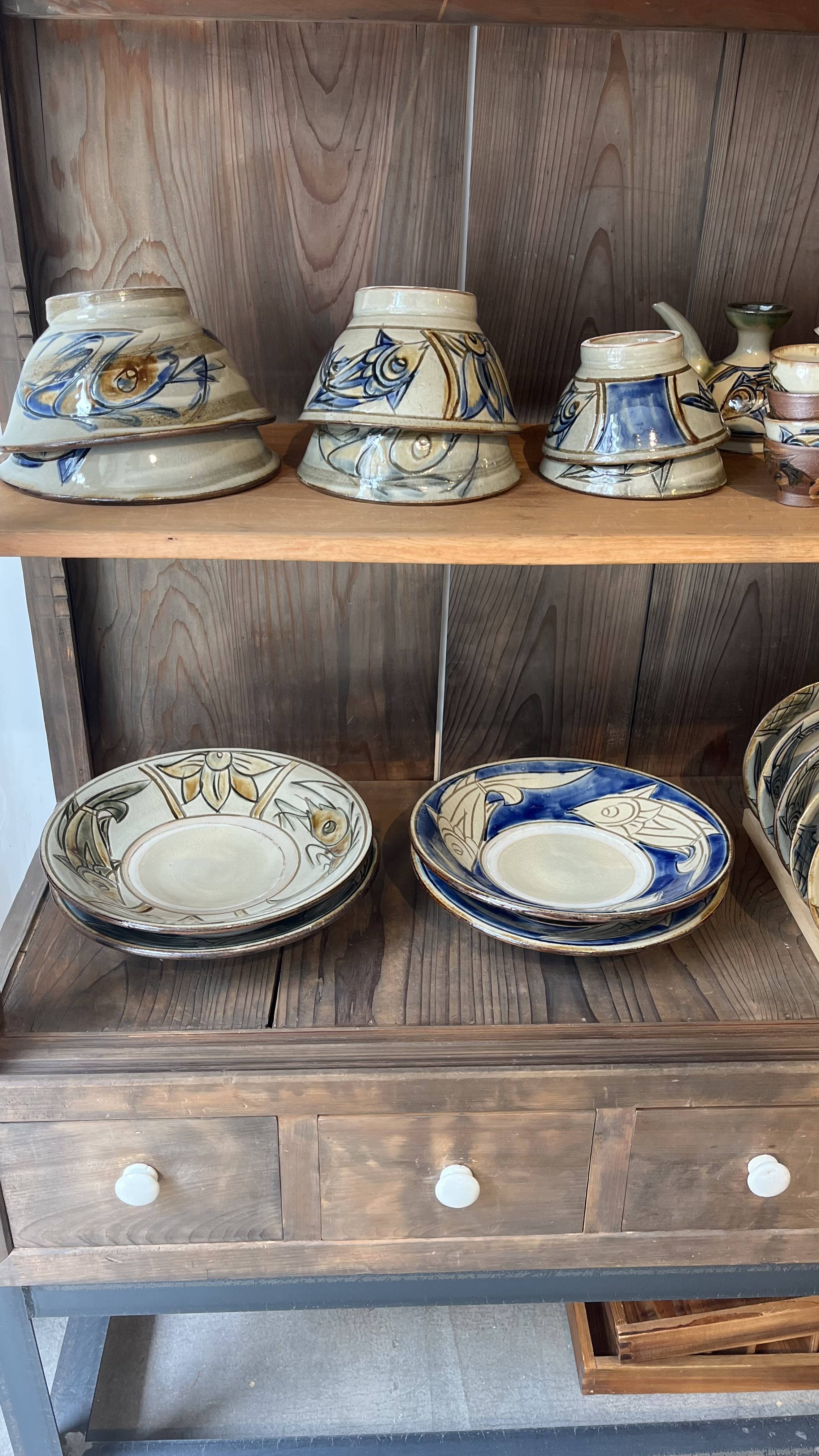 壺屋焼陶芸城 金城敏幸 魚紋 新入荷 東京うつわのわ田 | 沖縄やちむん