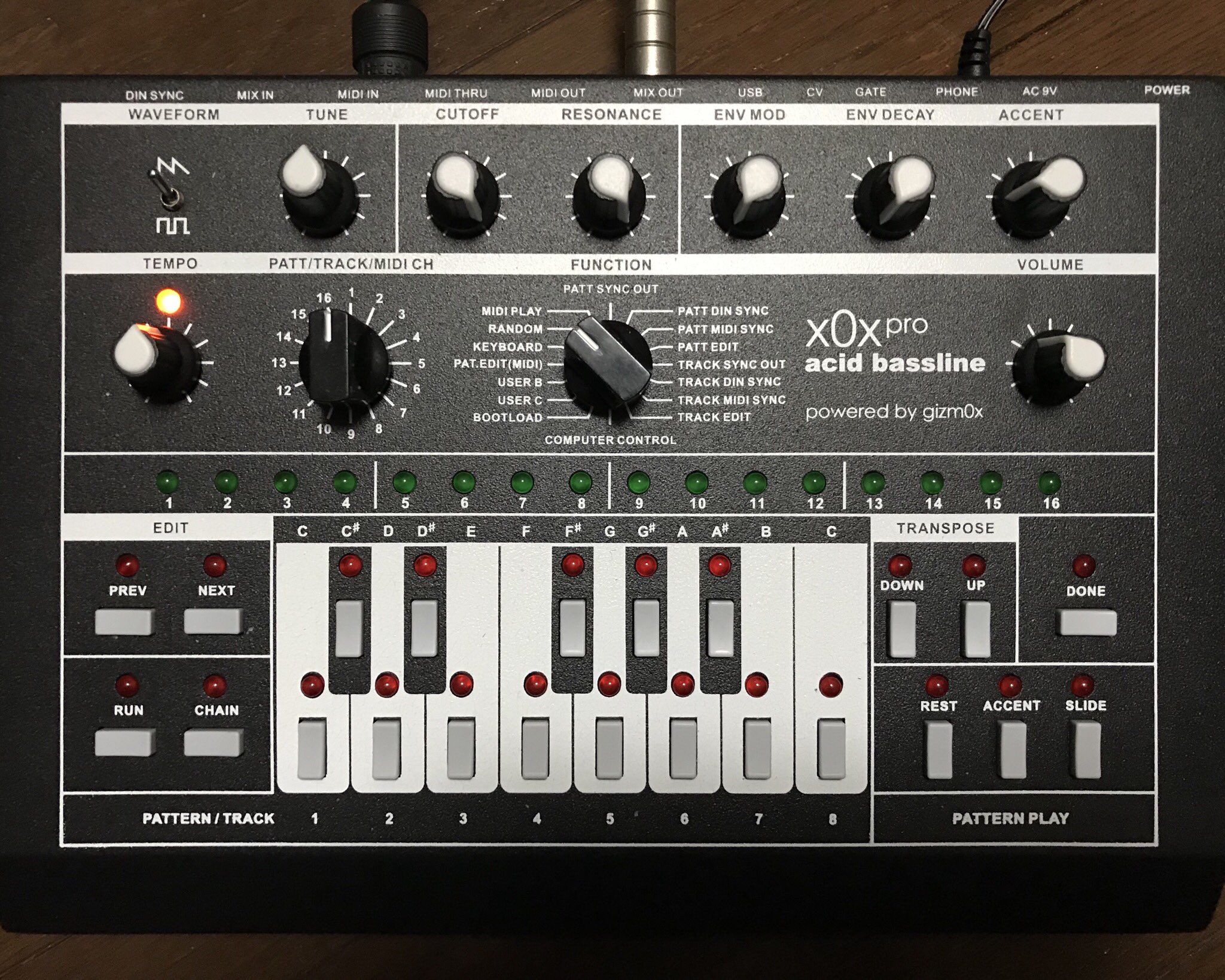 国産x0xb0x（303クローン）『gizm0x x0x-pro』 実機レビュー