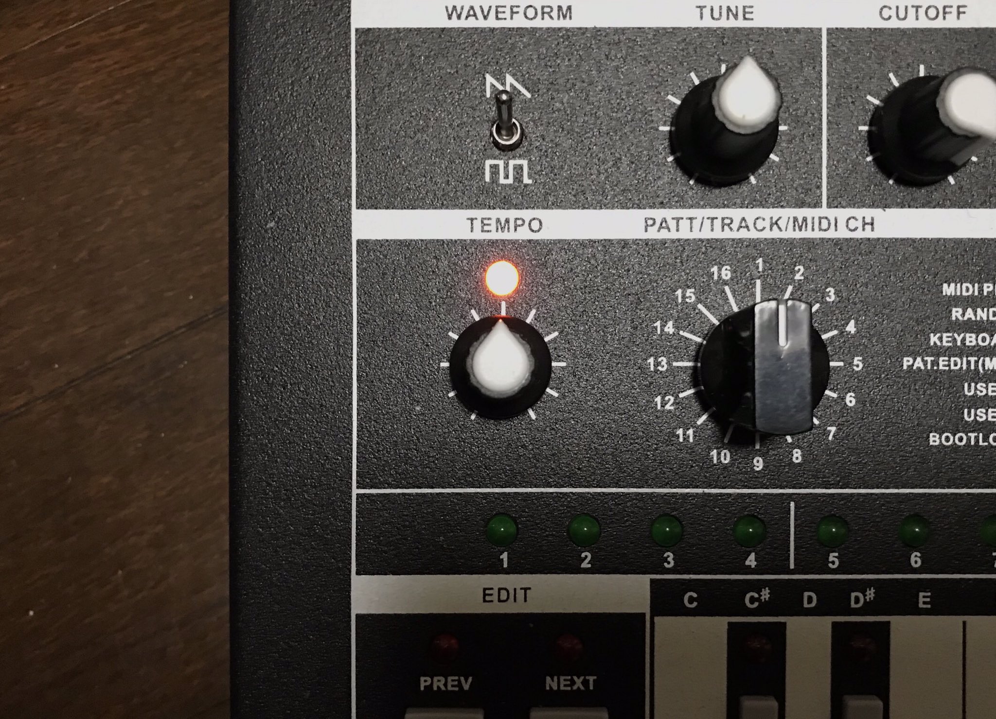 国産x0xb0x（303クローン）『gizm0x x0x-pro』 実機レビュー