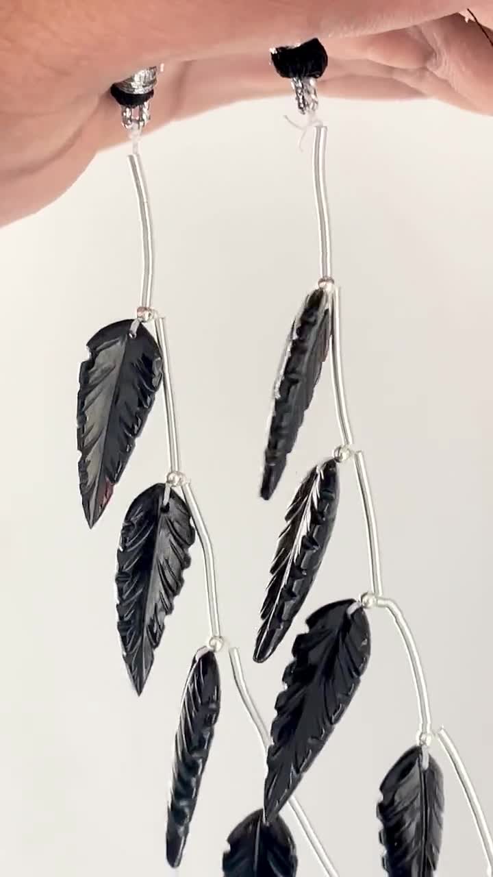 ブラックオニキス彫刻ロングリーフビーズ 10個 | 天然宝石フェイス