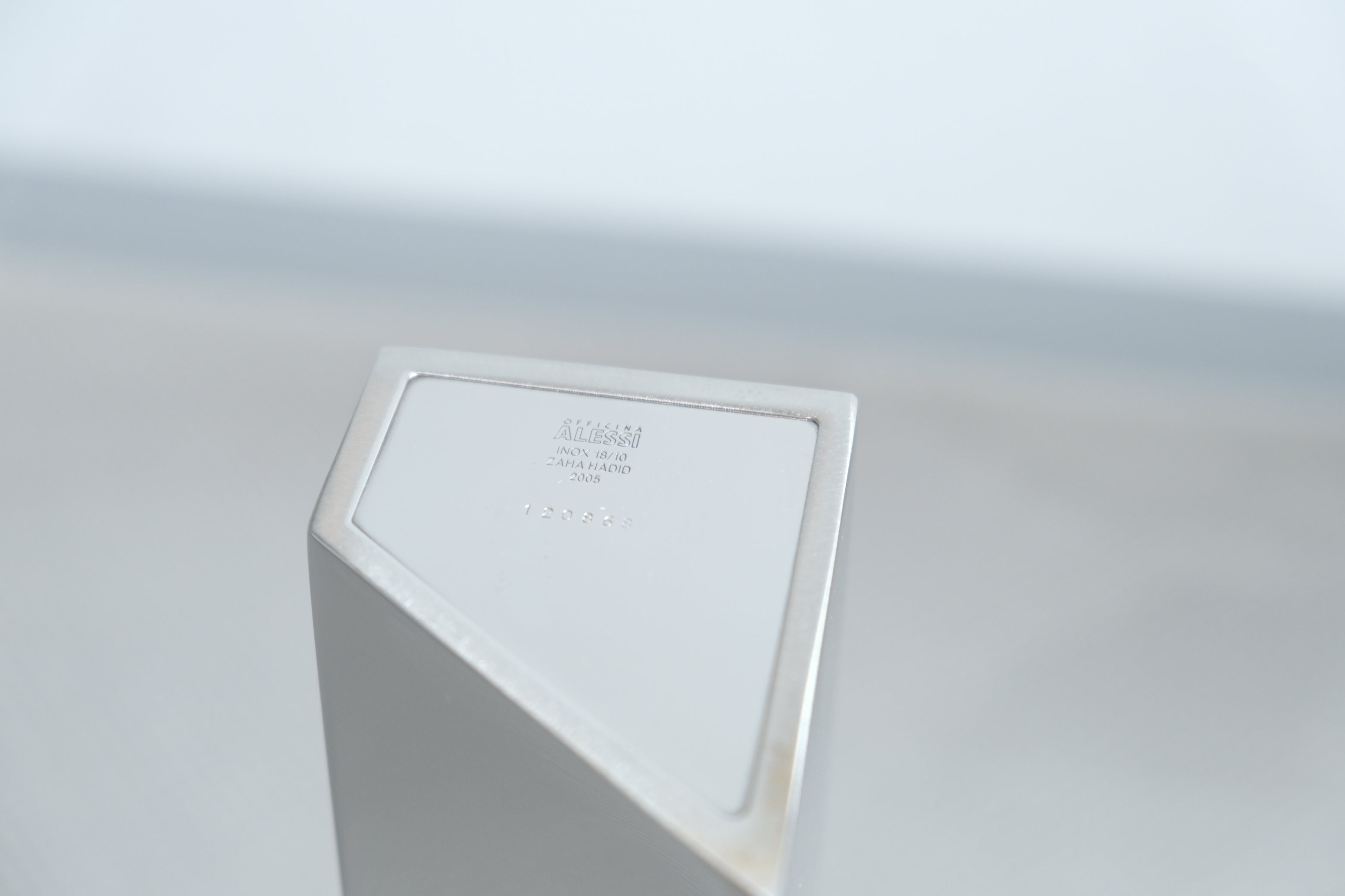 未来を活けるアート】ザハ・ハディッド フラワーベース “CREVASSE