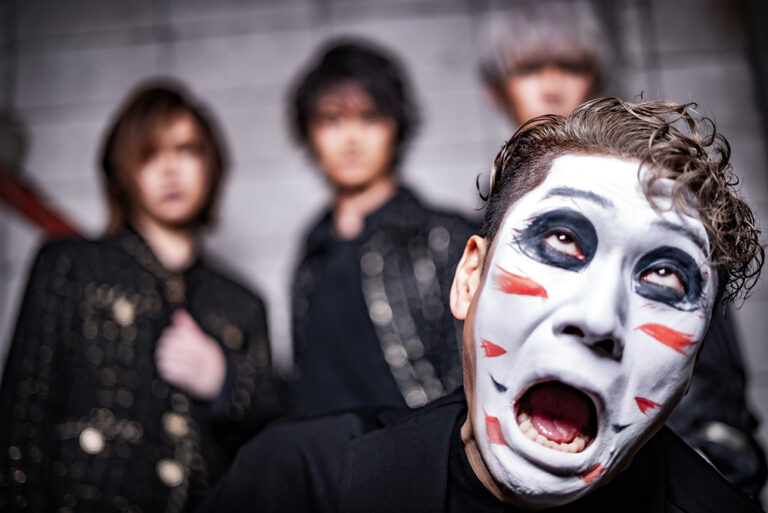 ゴールデンボンバー『たぶん最初で最後の写真集』12月15日発売