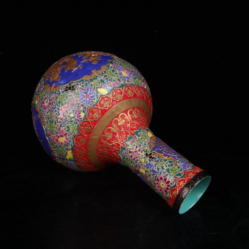 清乾隆：珐琅彩鎏金浮雕开窗，花鸟纹天球瓶，规格：高*宽，38*25厘米