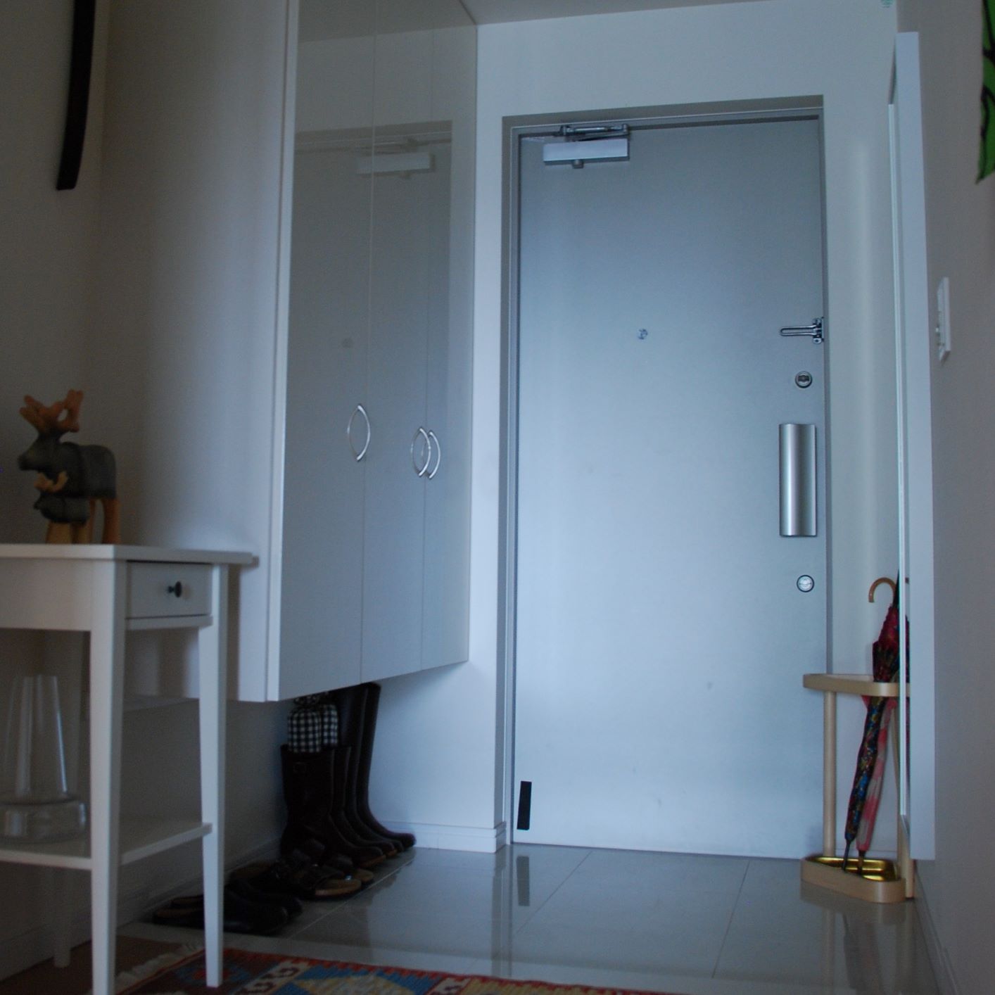 玄関の模様替え】アルテックの傘立てが引き立つシンプルなイケア