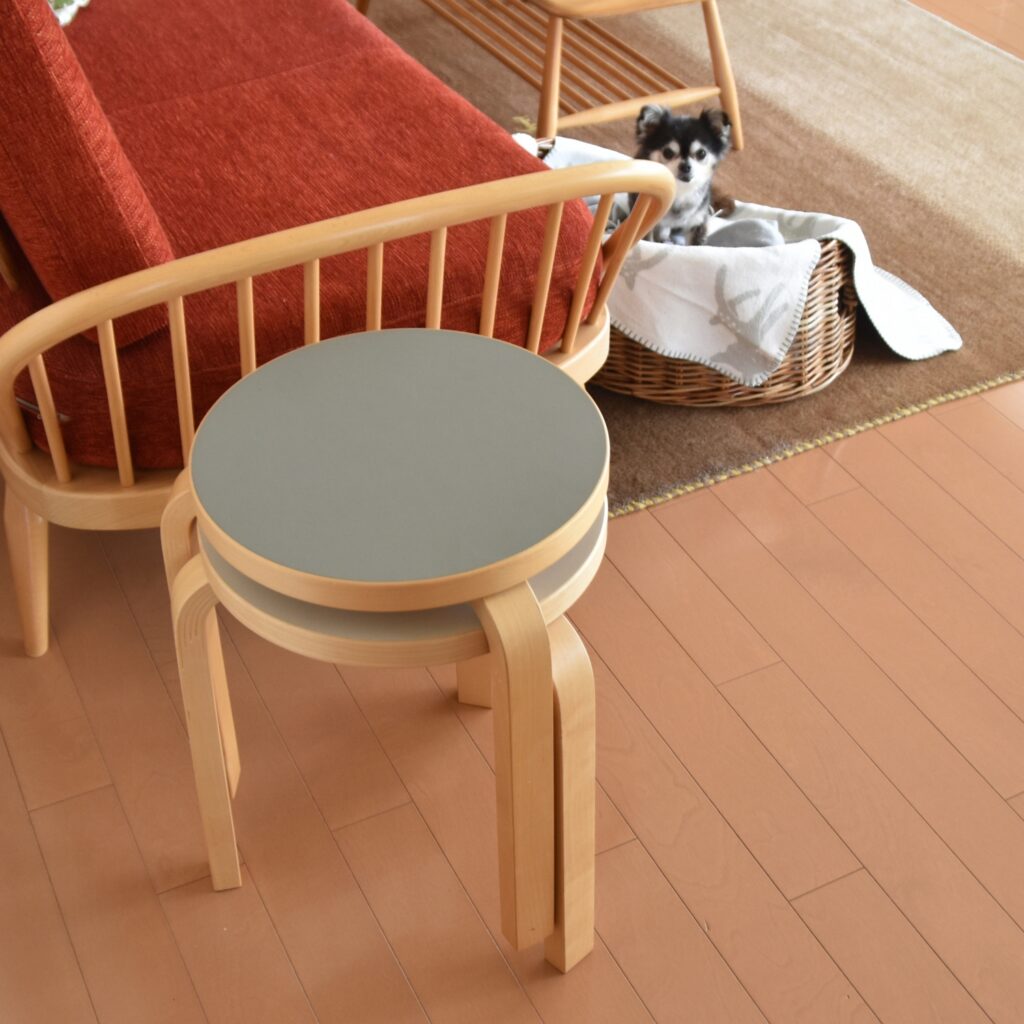 Artek◇リビング・ダイニングまわりのアルテック3本脚スツールの使い方
