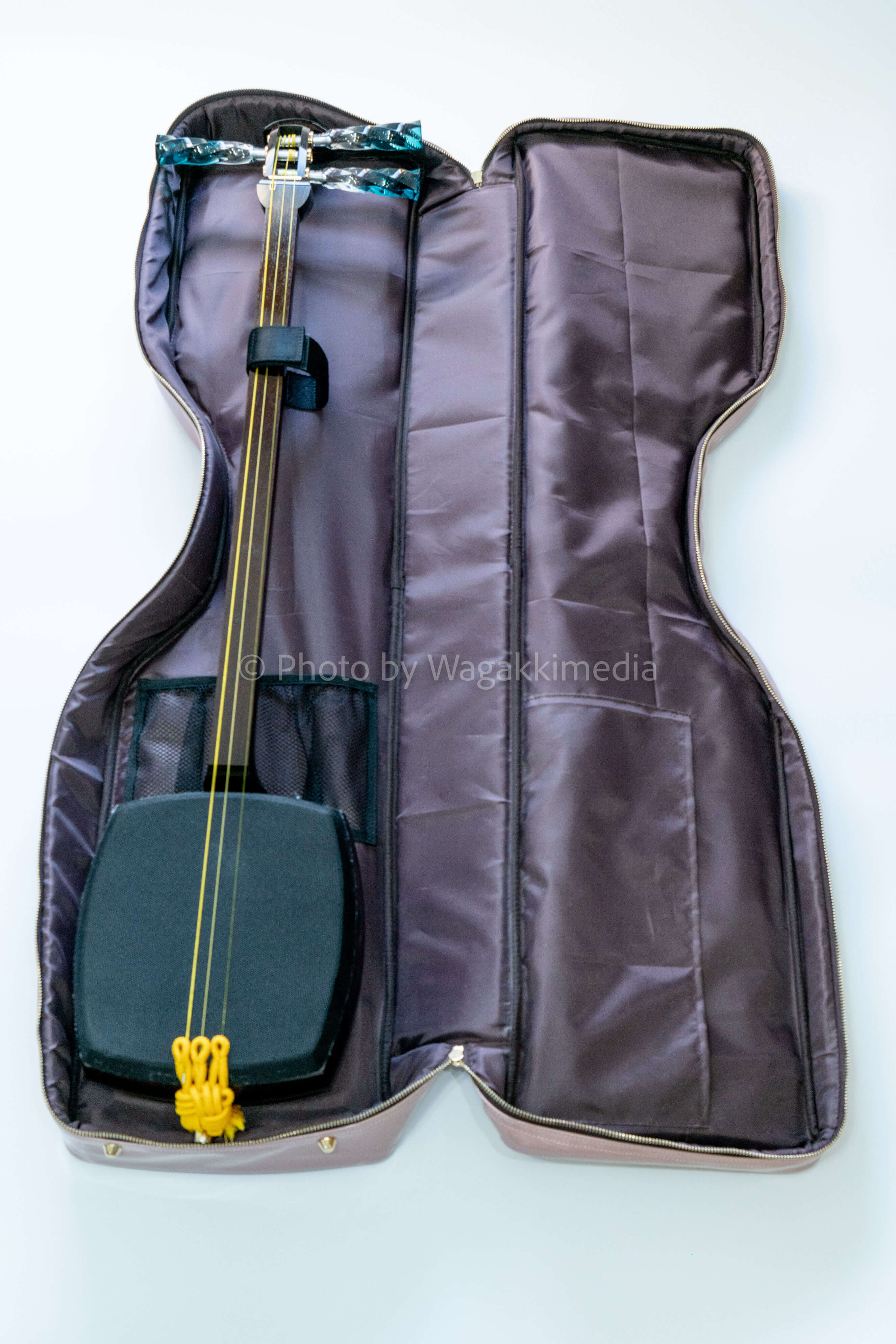 持ち運びたくなるオシャレな三味線セミハードケース「ANMUT(アンムート