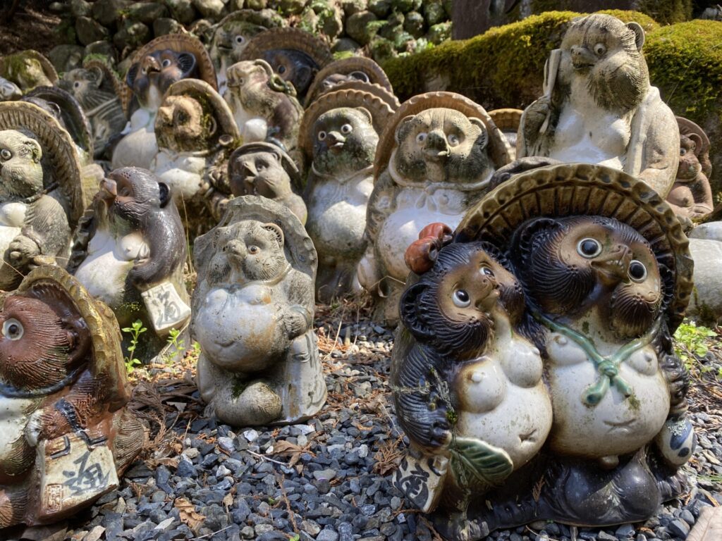 狸谷山不動院－洞窟の中のお不動さん石像 - 山歩き町歩き日記