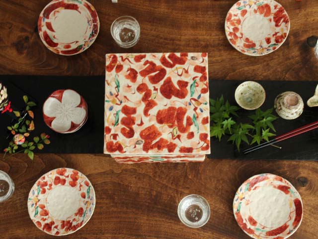 赤絵花舞重箱/陶器の重箱（3段） - 【おとなの和食器屋 さんすい通販