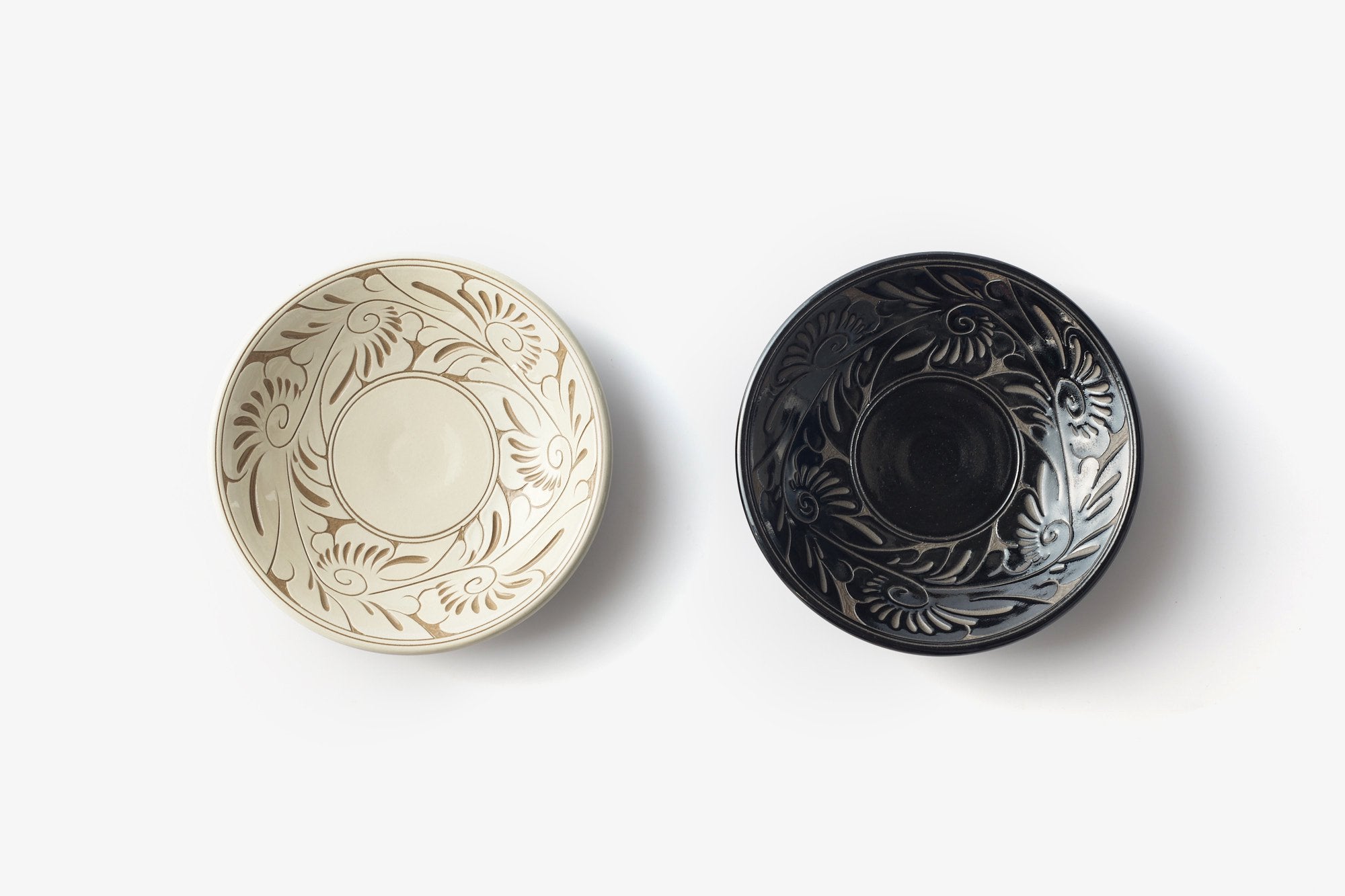 やちむん 唐草線彫 7寸皿｜育陶園