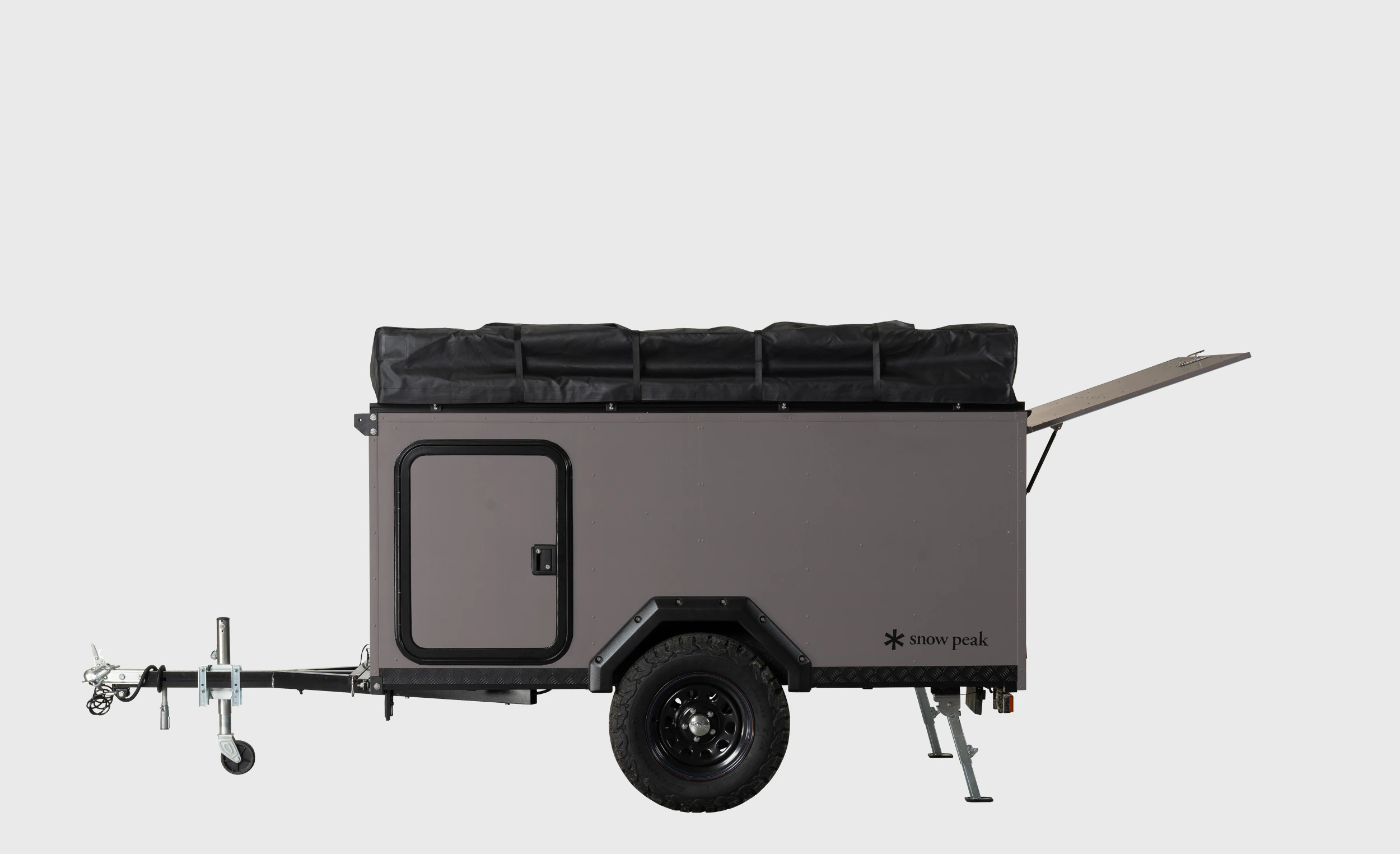 スノーピーク初となるテント付き大型カーゴトレーラーが初公開！ | GO