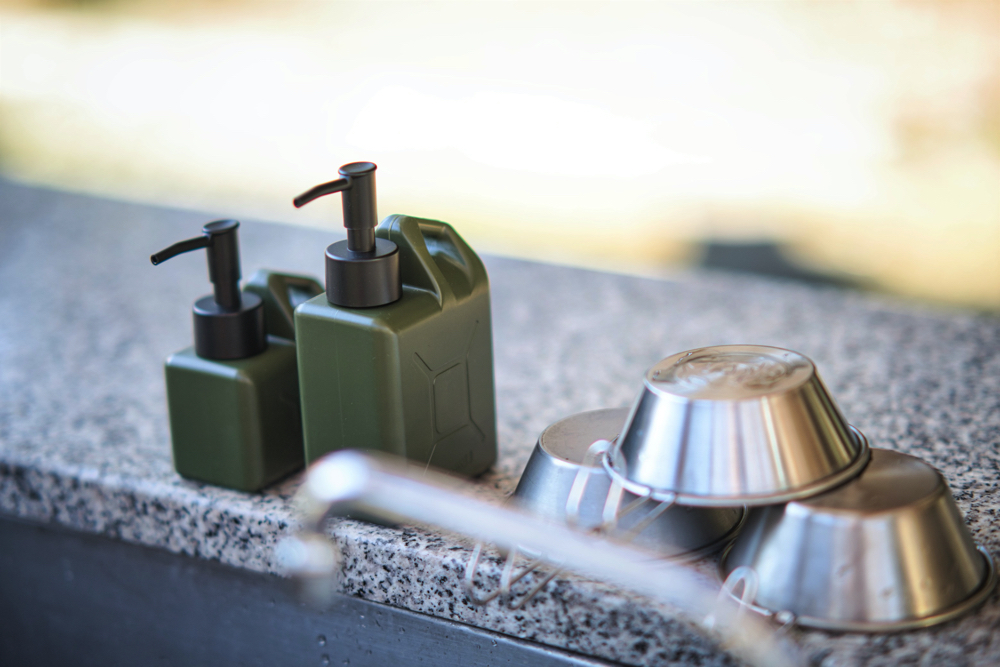 ありそうでなかった！ 無骨でかわいい、ジェリカン型ディスペンサー