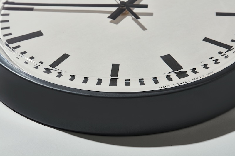 老舗英国メーカーとP.F.S.による、シンプルを極めたウォールクロック