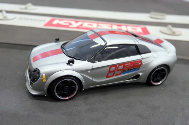 マニアックなラジコンカー「ミニッツ ネオクラシックレーサー」発売