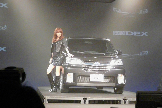 スバル・デックス」発表会にエビちゃんが登場！ 内装・外装など20枚