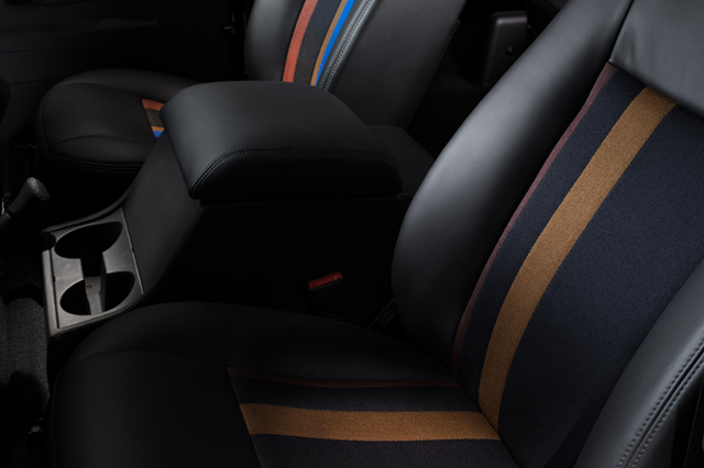 ランドローバー・ディフェンダー“ポール・スミス” 内装・外装など20枚