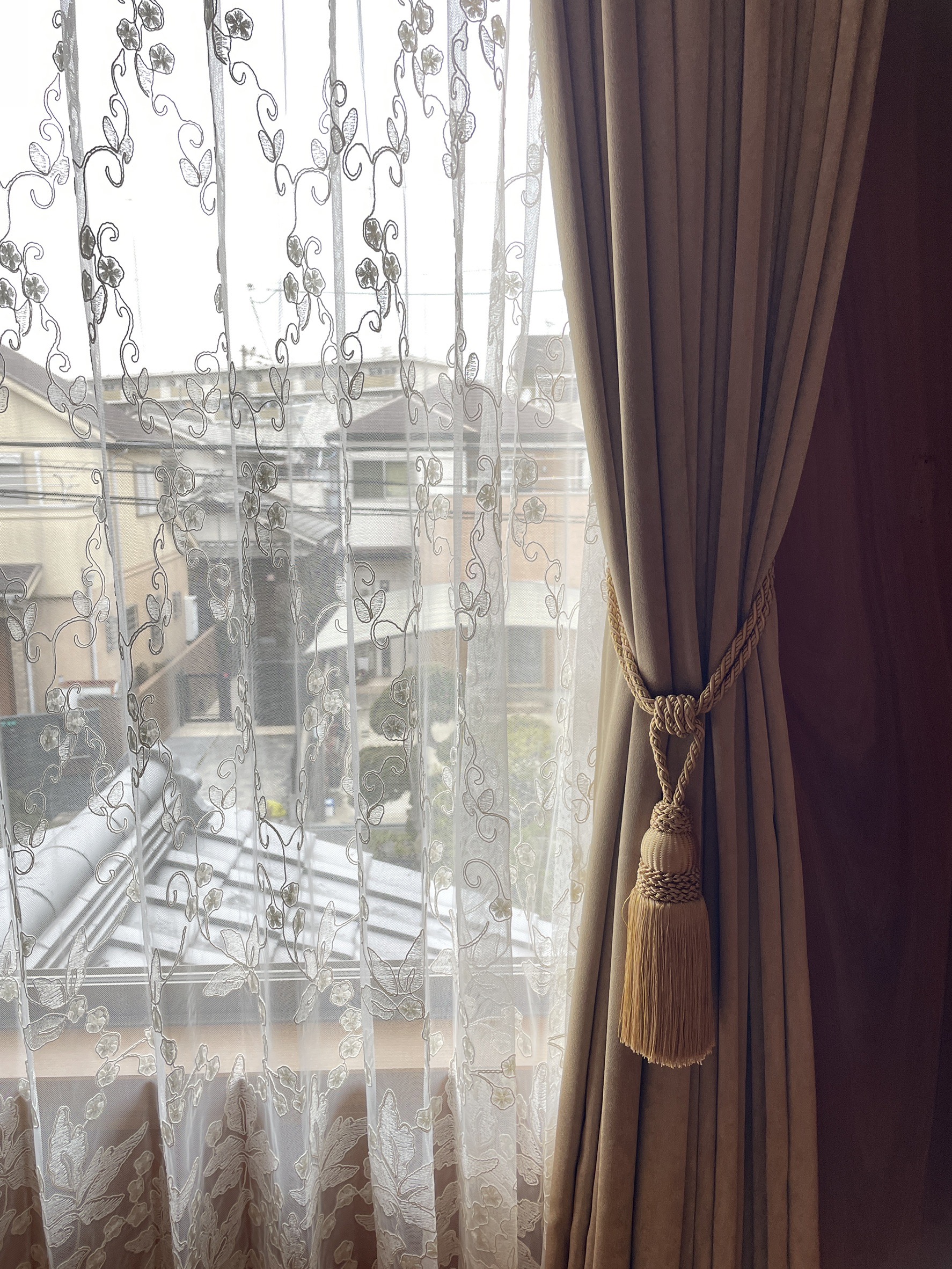 FISBA(フィスバ)社の刺繍レースカーテンでエレガントな空間演出を