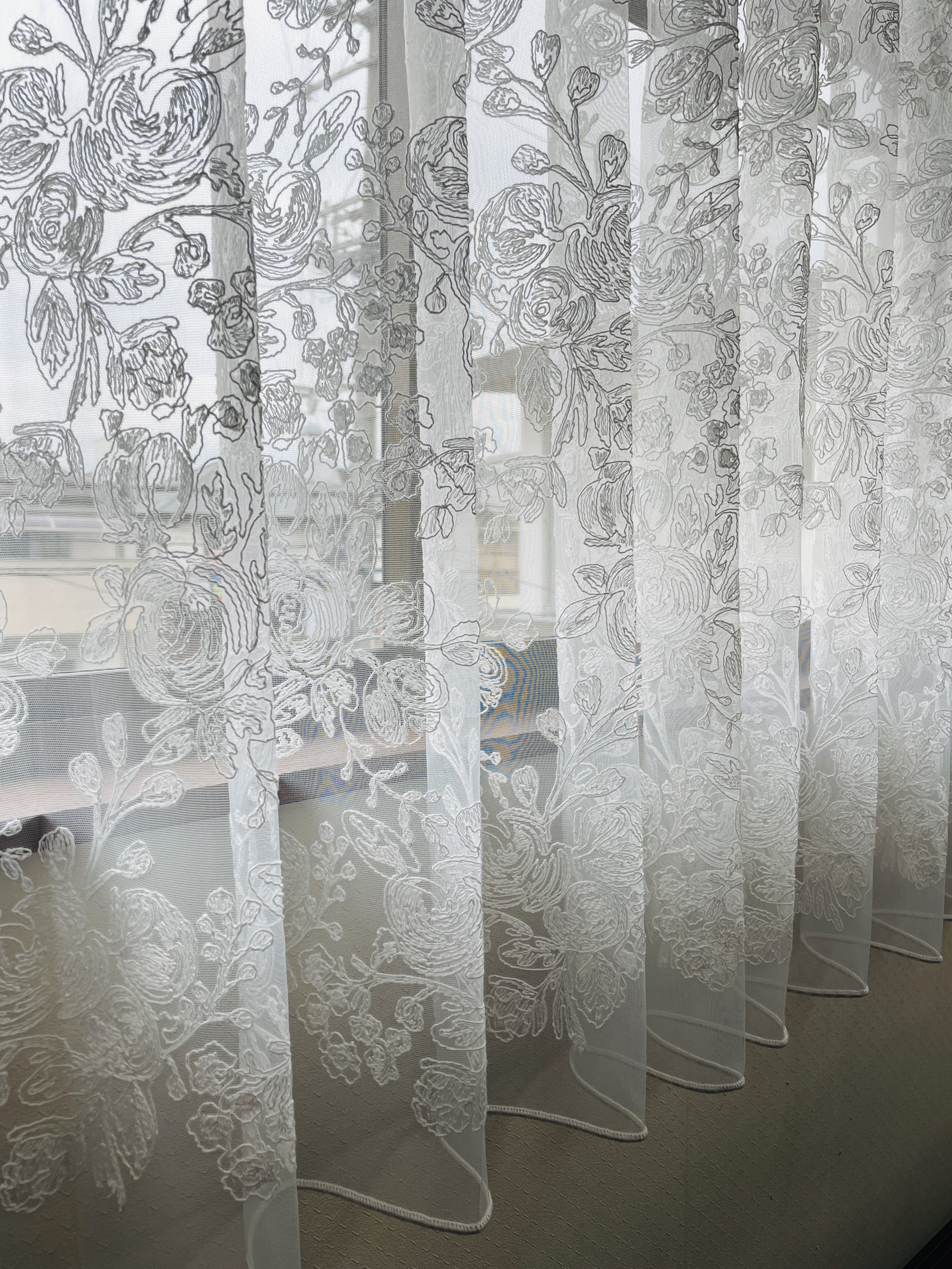 FISBA(フィスバ)社の刺繍レースカーテンでエレガントな空間演出を