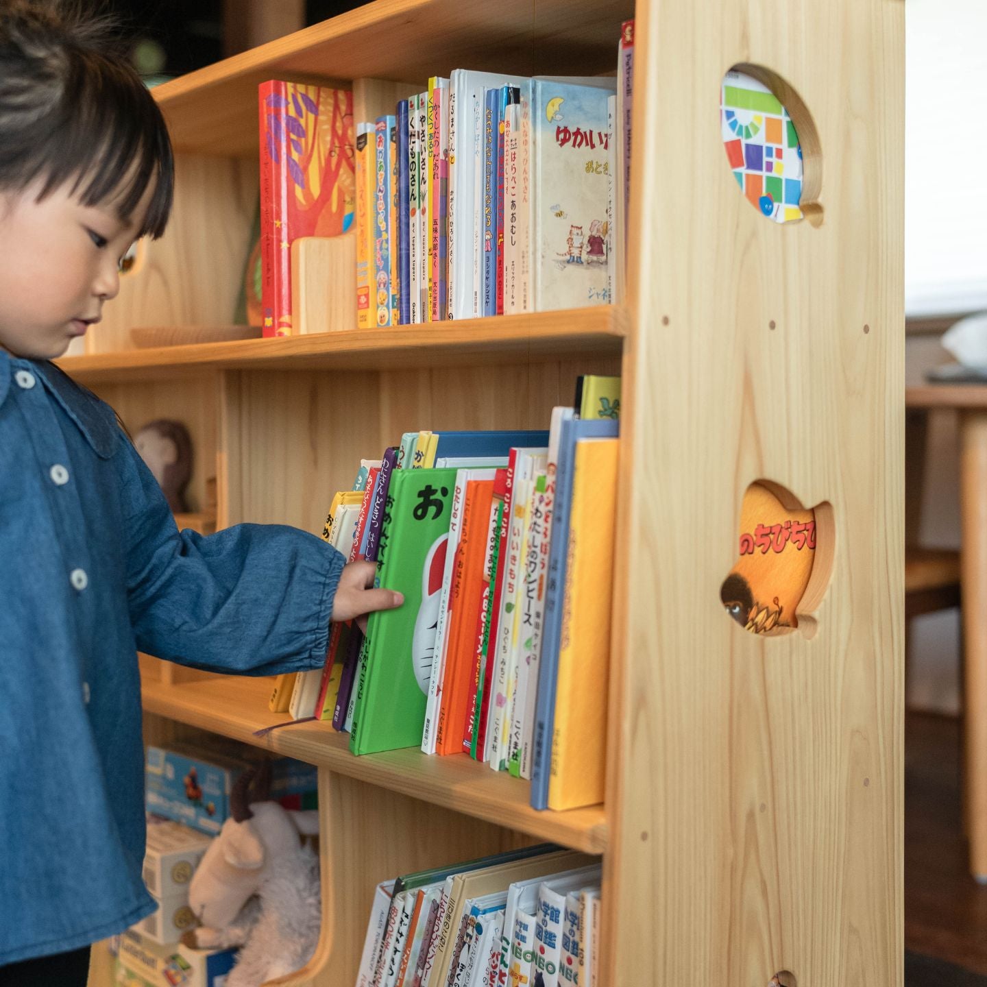 300冊収納できる国産ヒノキの大容量絵本棚｜スリムでお部屋になじむ