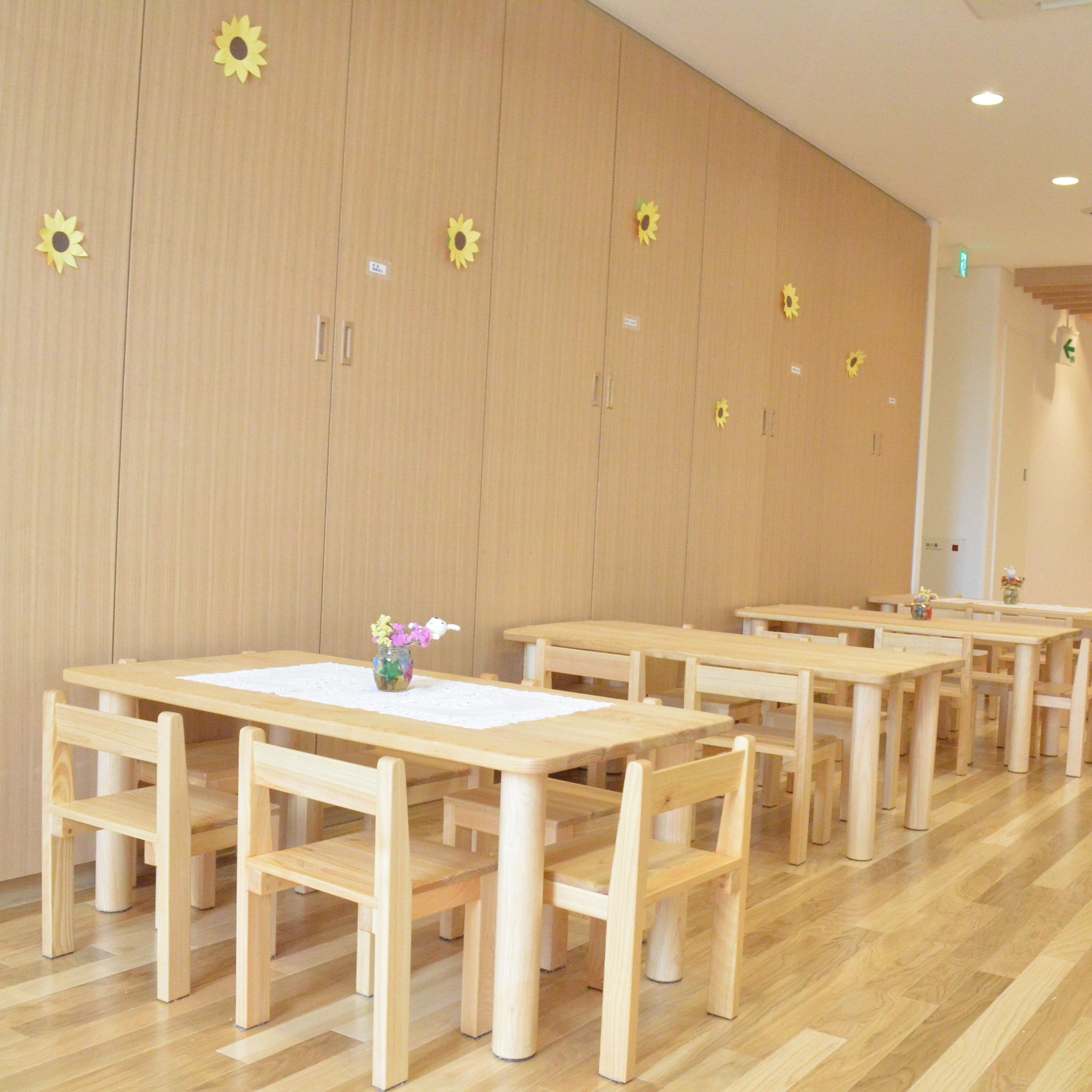 食事にお絵かきに便利な長方形テーブル – なかよしライブラリー